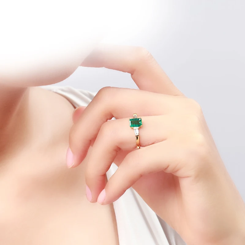 Женское кольцо в форме сердца из 18-каратного золота с натуральным изумрудом |