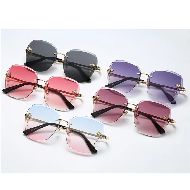 

2020 Women Sunglasses Brand Designer Square Metal Eyewear Honey Bee AccessoriesGradient Colors Lenses Driving UV400