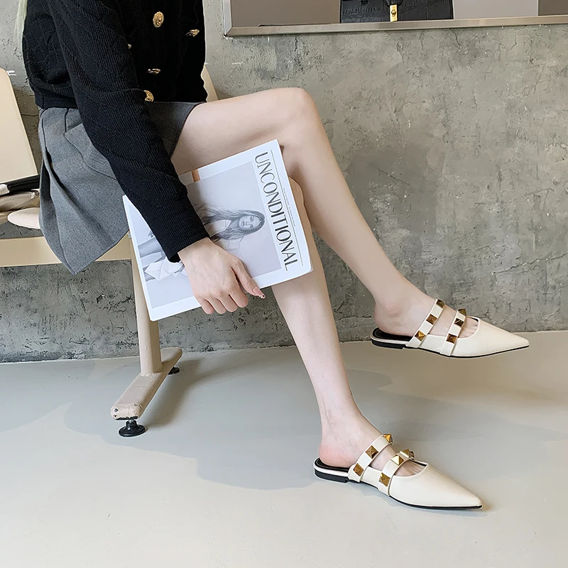 

Rivet Shoes Woman 2021 Slippers Flat Cover Toe Luxury Slides Loafers Low Female Mule Pantofle Summer Designer Mules New Pointed