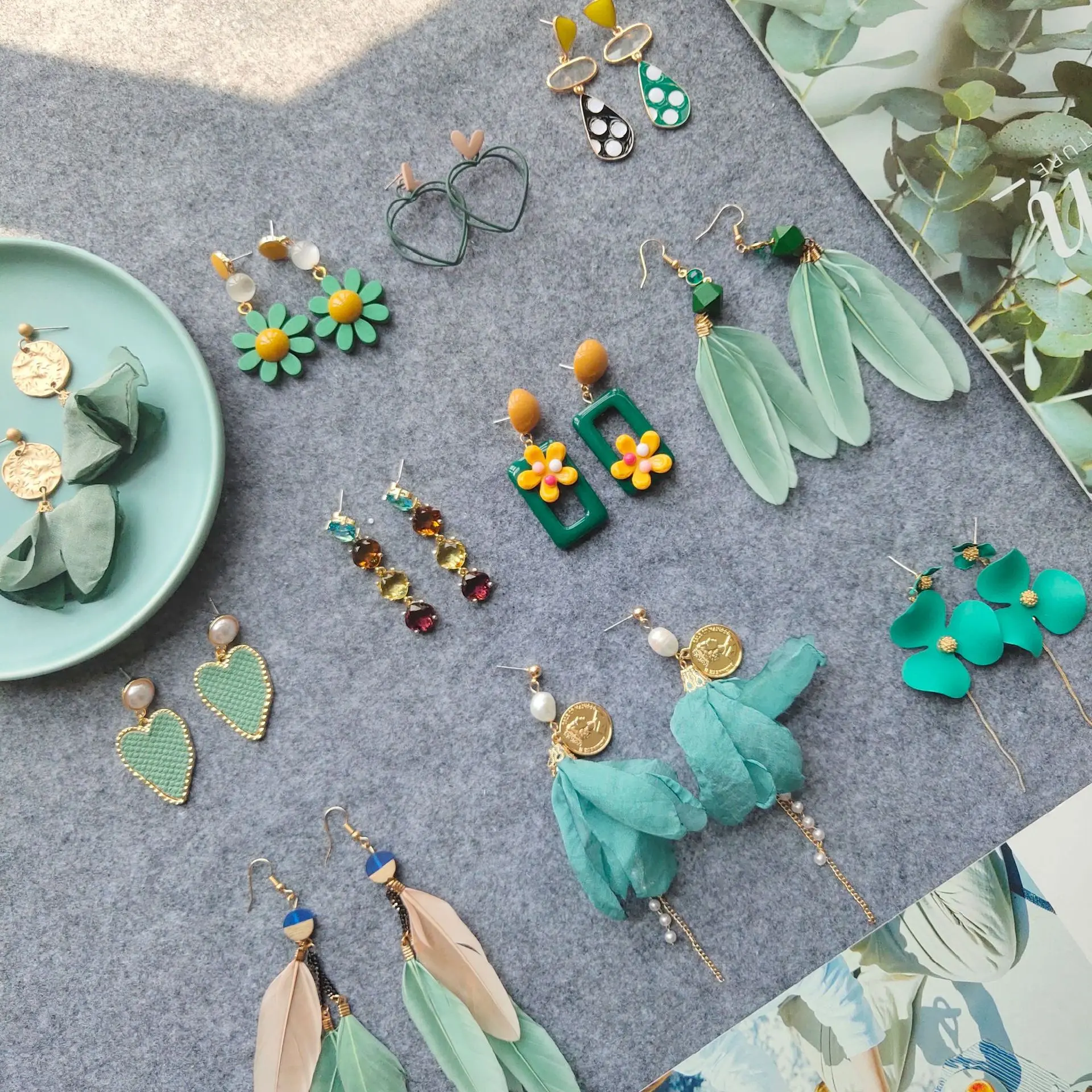 

AVEBIEN 2021 Trendy Green Fresh Cute Girl Women's Stud Earrings Ear Hook Feather Hollow Earrings серьги висячие Fashion Jewelry