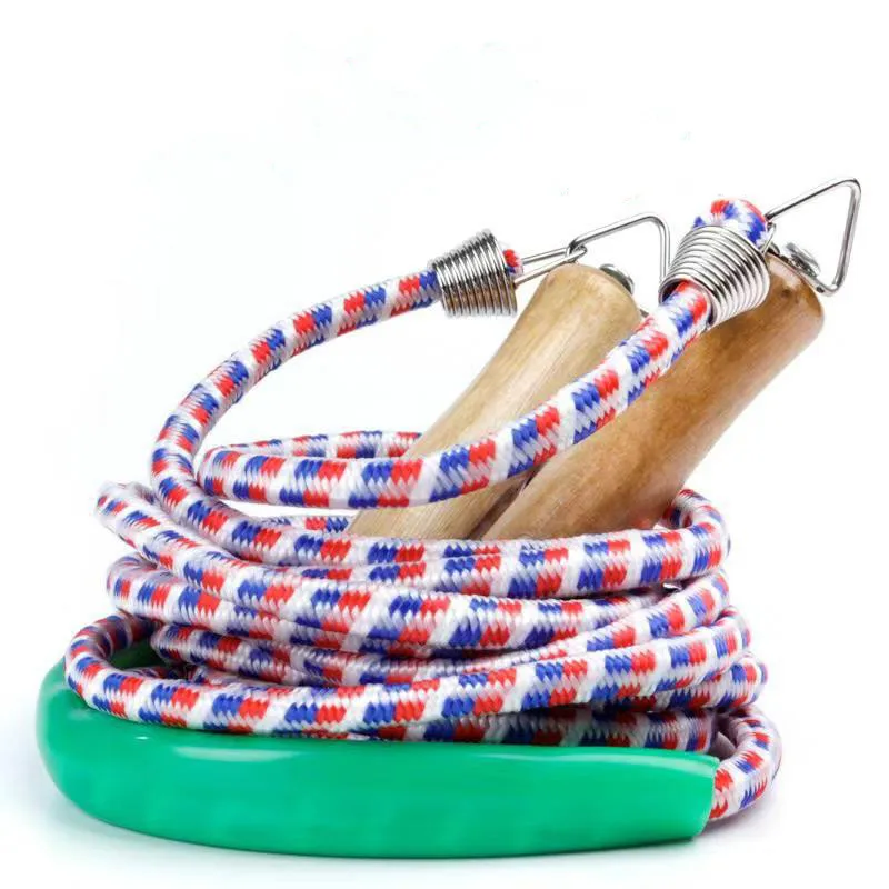 10-метровый групповой веревочный прыжок на многоперсонной качели для студентов, соревнующихся коллективно.