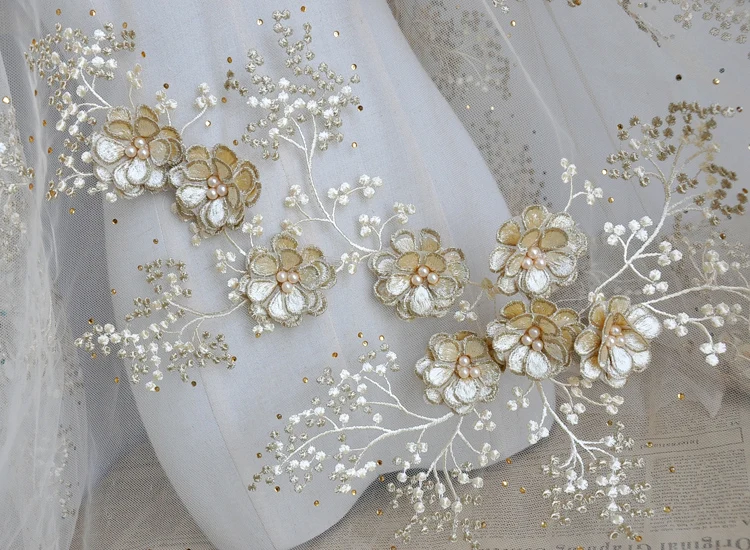 Золотистое шелковое три-выход украшенное трехмерным цветочным рисунком