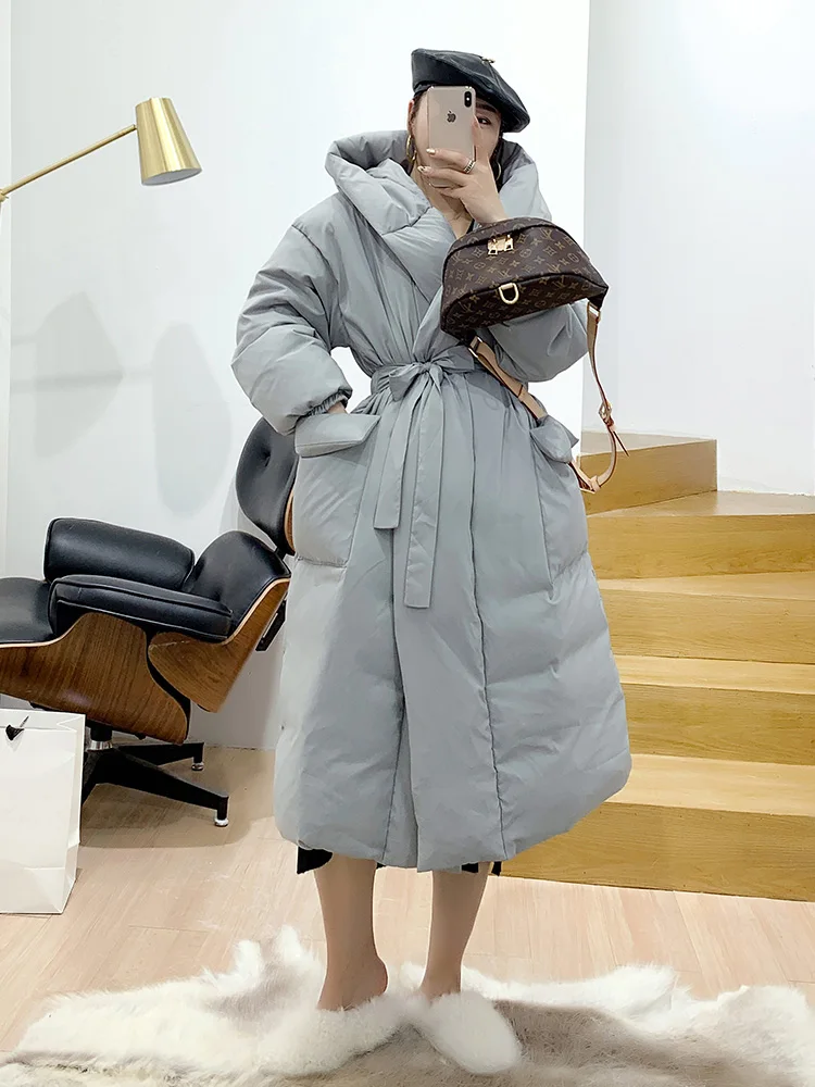 Пуховик женский зимний длинный парка выше колена пушистая Модная на белом утином