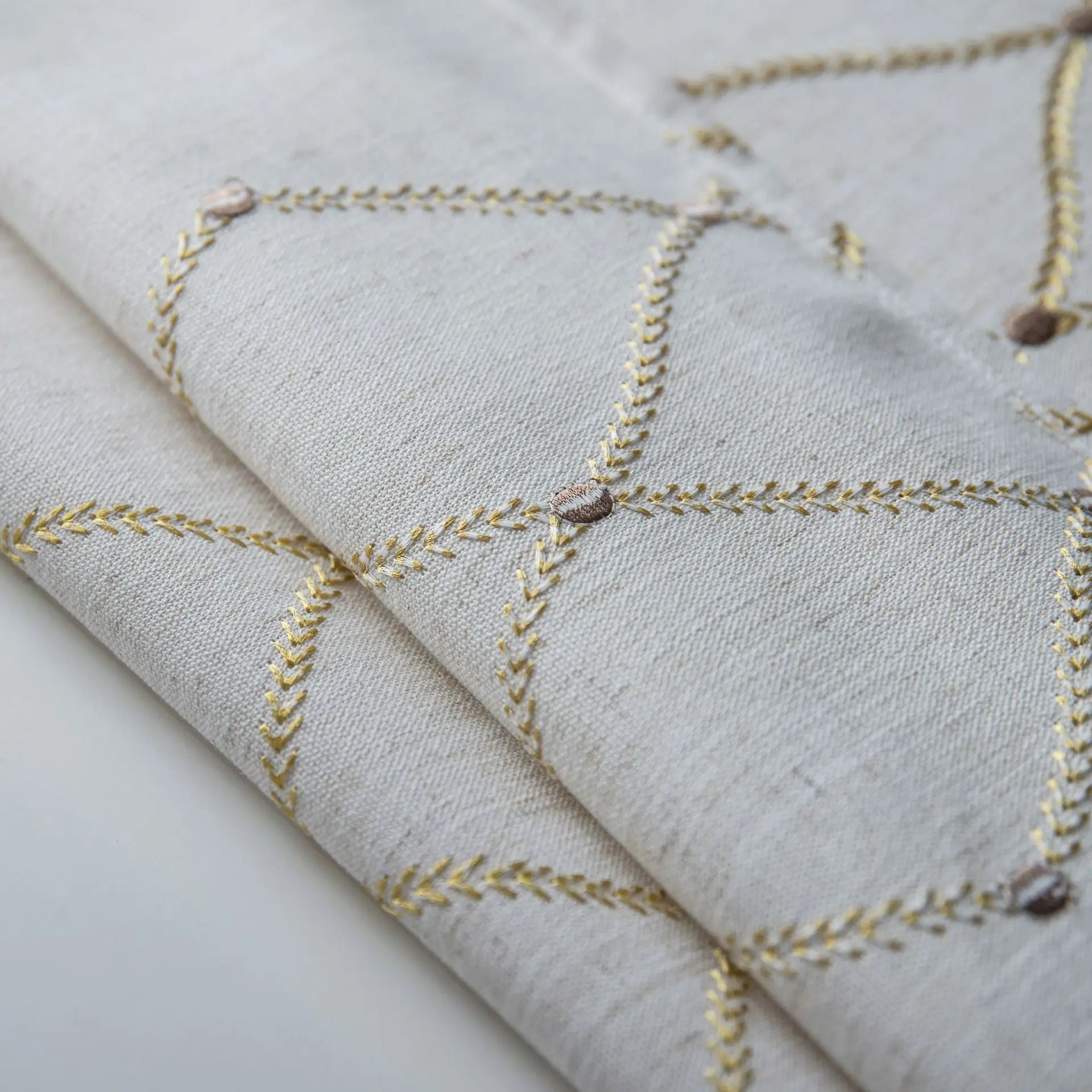 Вышитая скатерть прямоугольная с золотыми листьями из искусственного хлопка и