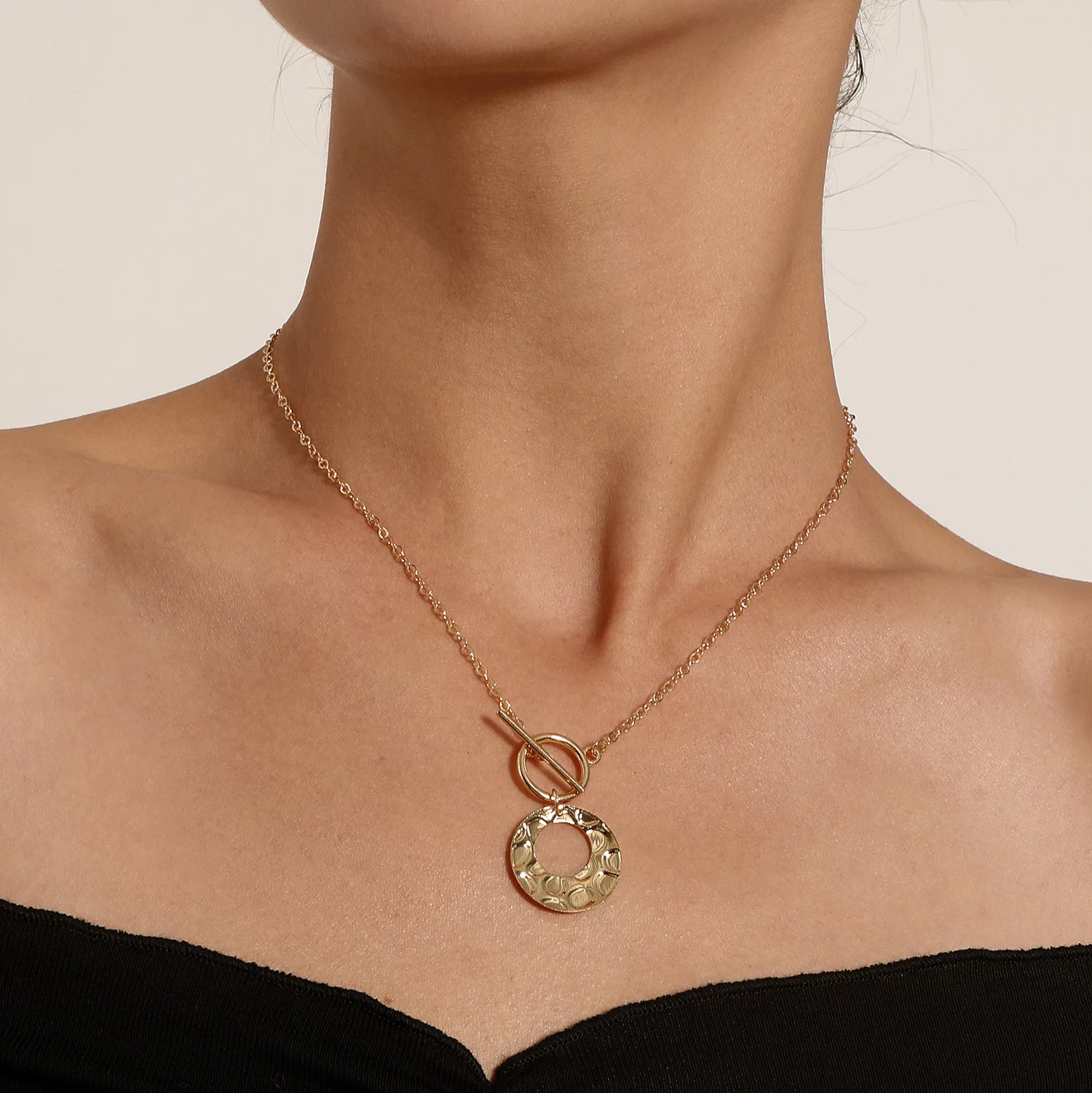 Ожерелье женское с подвеской в виде кольца неправильной формы золотого и