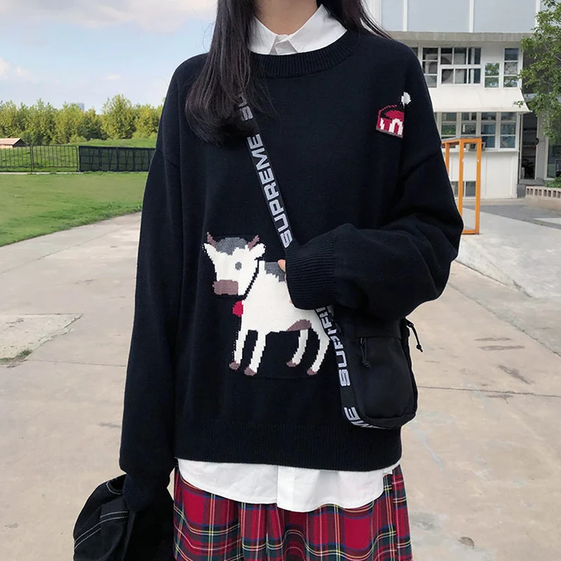 Свитер женский осенний с вышивкой в виде коровы круглым вырезом и длинным