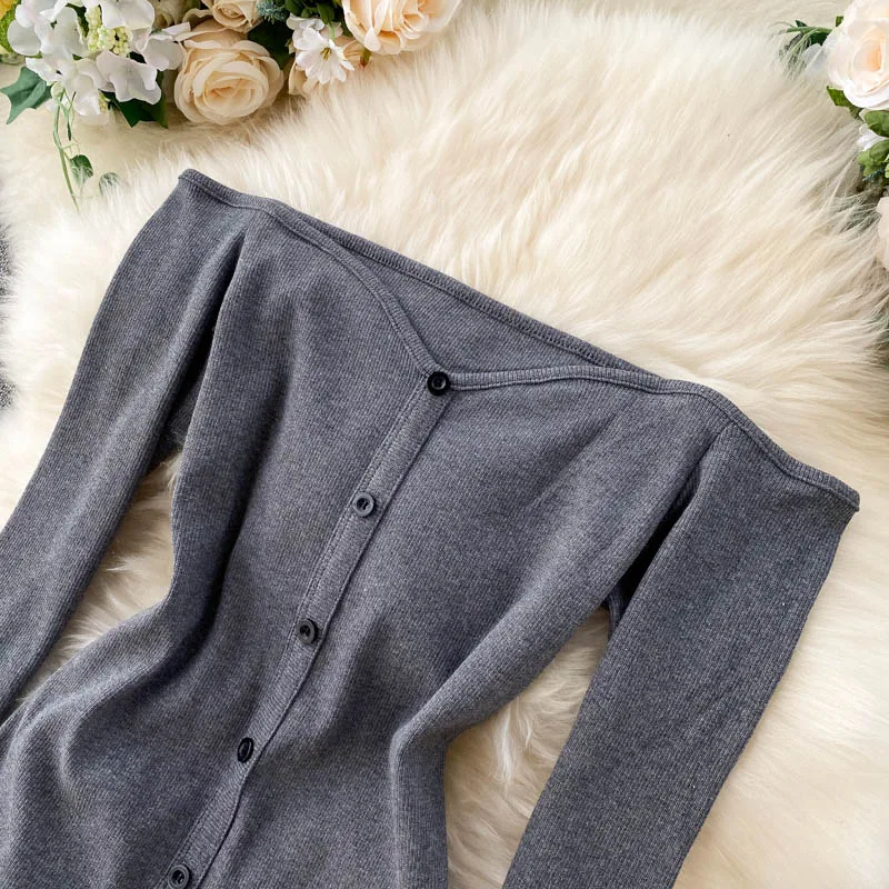 Облегающий боди с длинным рукавом вырезом лодочкой на пуговицах открытым