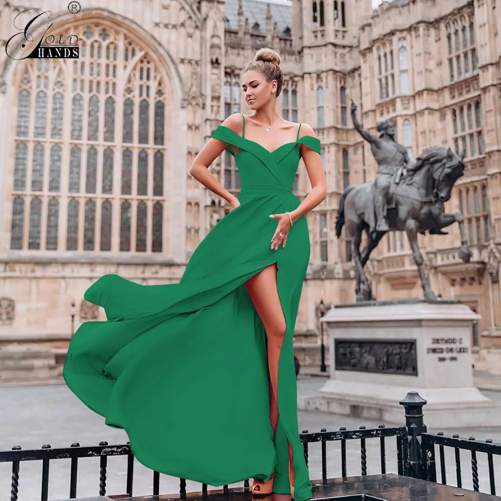 Женское вечернее платье золотистого цвета длинное на бретельках с v образным