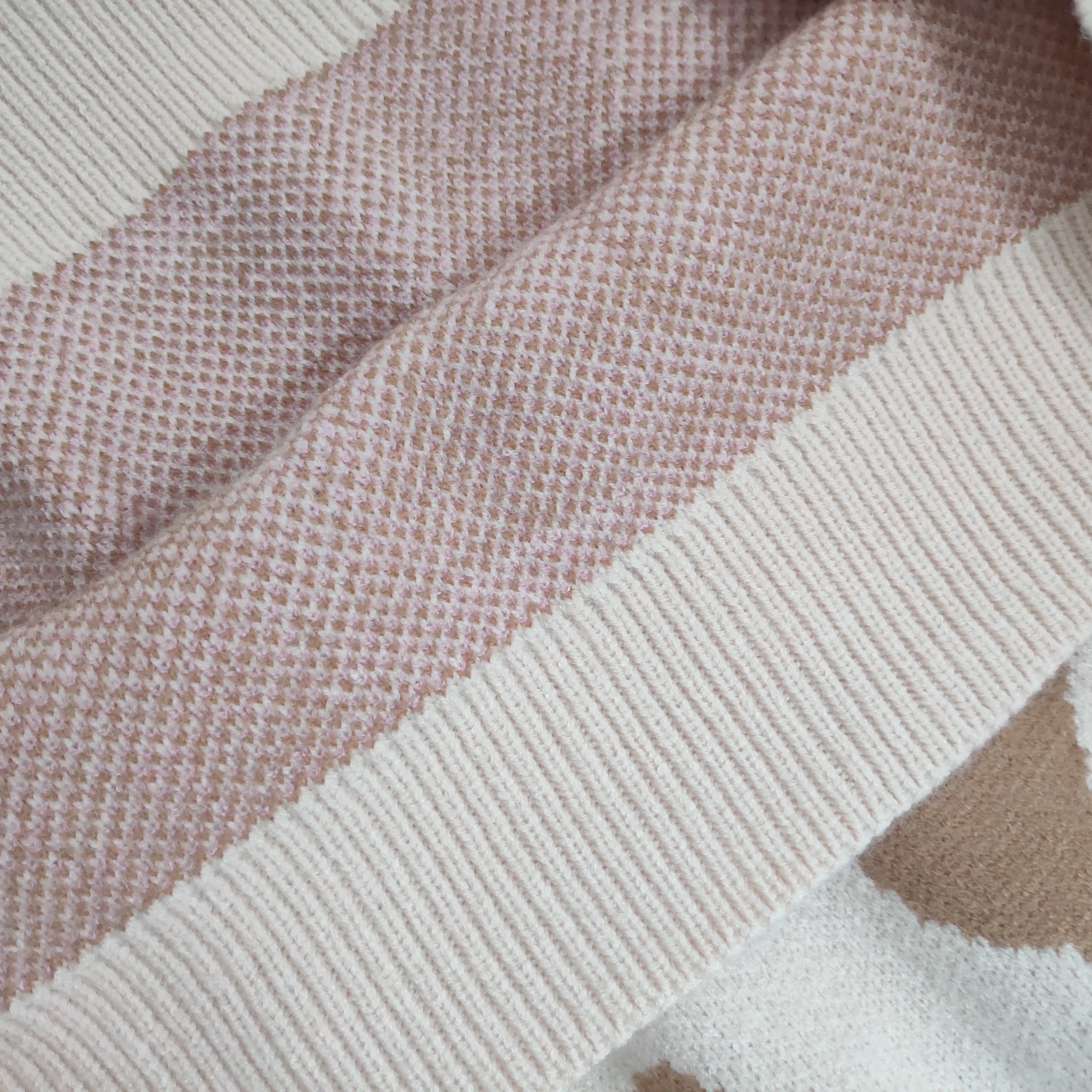 Свитер женский зимний трикотажный с круглым вырезом и леопардовым принтом |