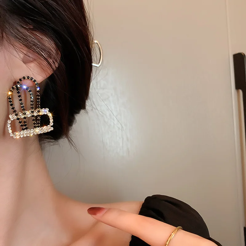 

Модные популярные большие серьги в виде короны для женщин и девушек, серьги с увеличенными сумочками и характерным дизайном, Женские Ювелир...