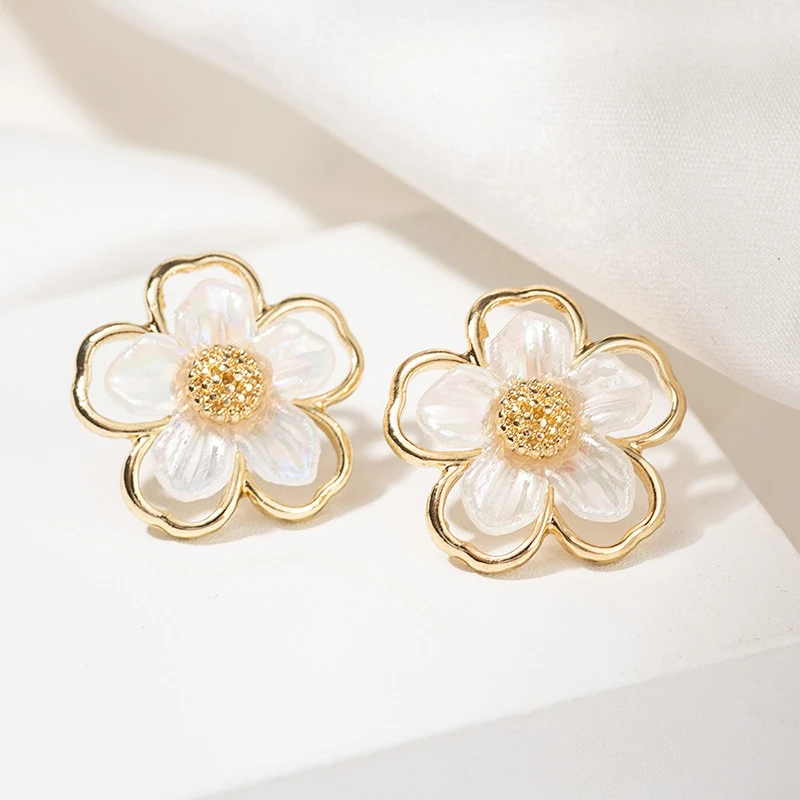 

2021 Summer Fairy Non-pierced Ear Clip Double-layer Hollow Shell Flower Clip on Earrings for Women Temperament Elegant Earrings