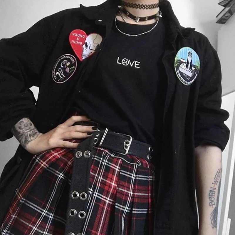 

Женская футболка в готическом стиле с принтом грустного лица