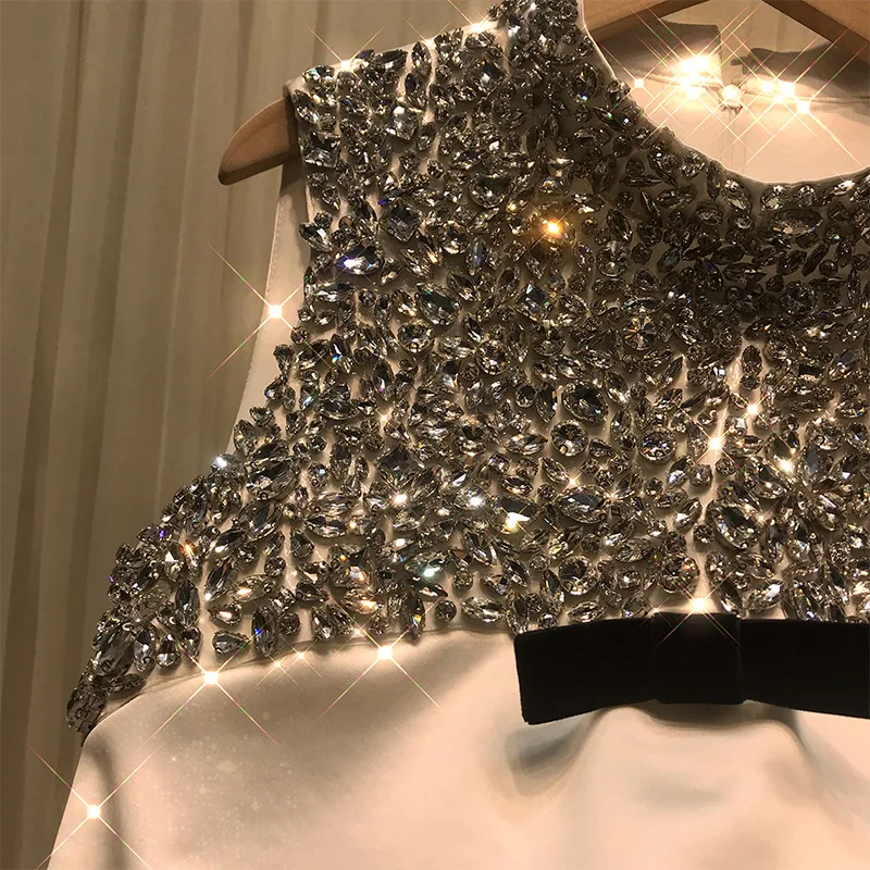 Женское элегантное блестящее летнее платье-мини со стразами и высокой талией |