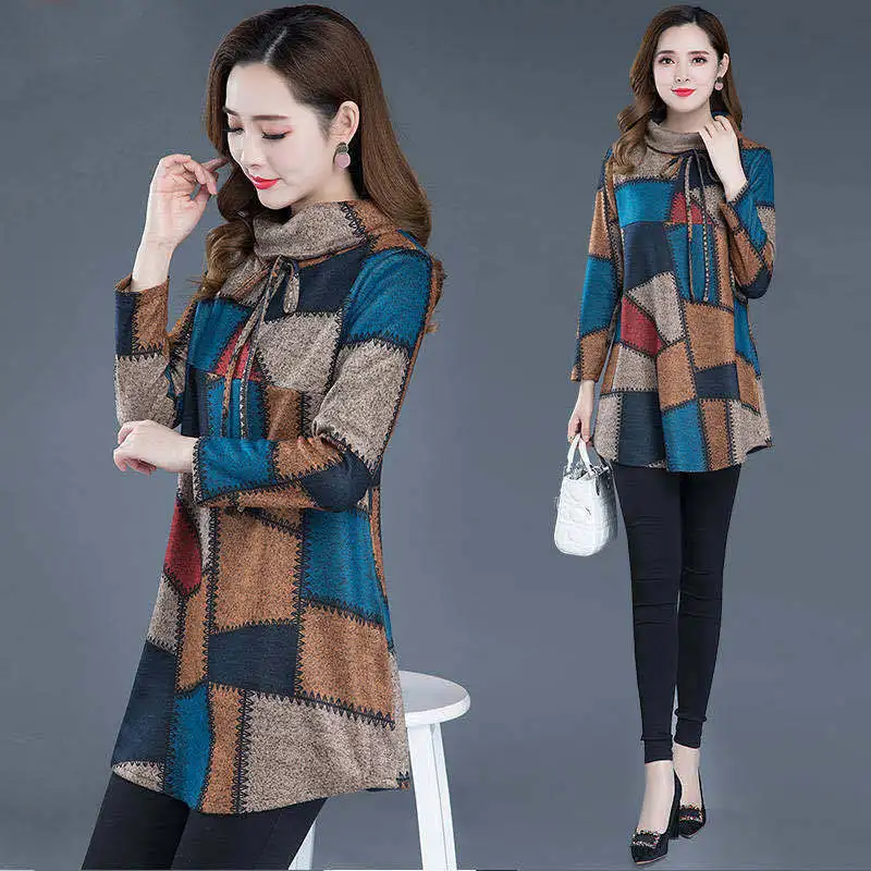 Футболка женская хлопковая с широким воротником в клетку принтом размера плюс