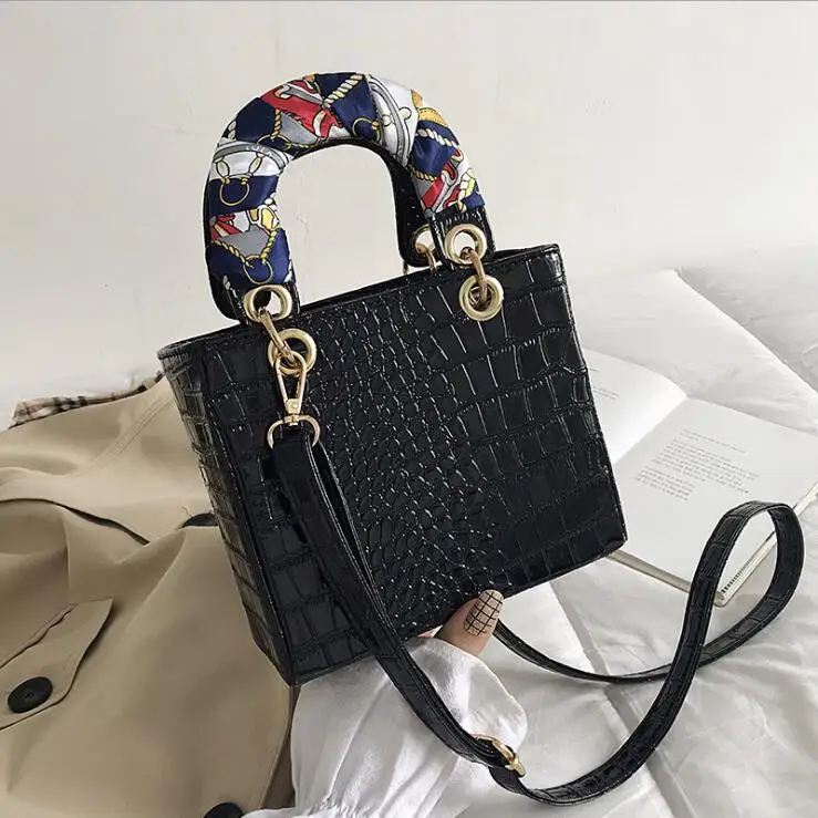 

Женская сумка с крокодиловым узором, новинка 2020, известная модная сумка-тоут, сумка через плечо из лакированной кожи с камнями, квадратный ш...