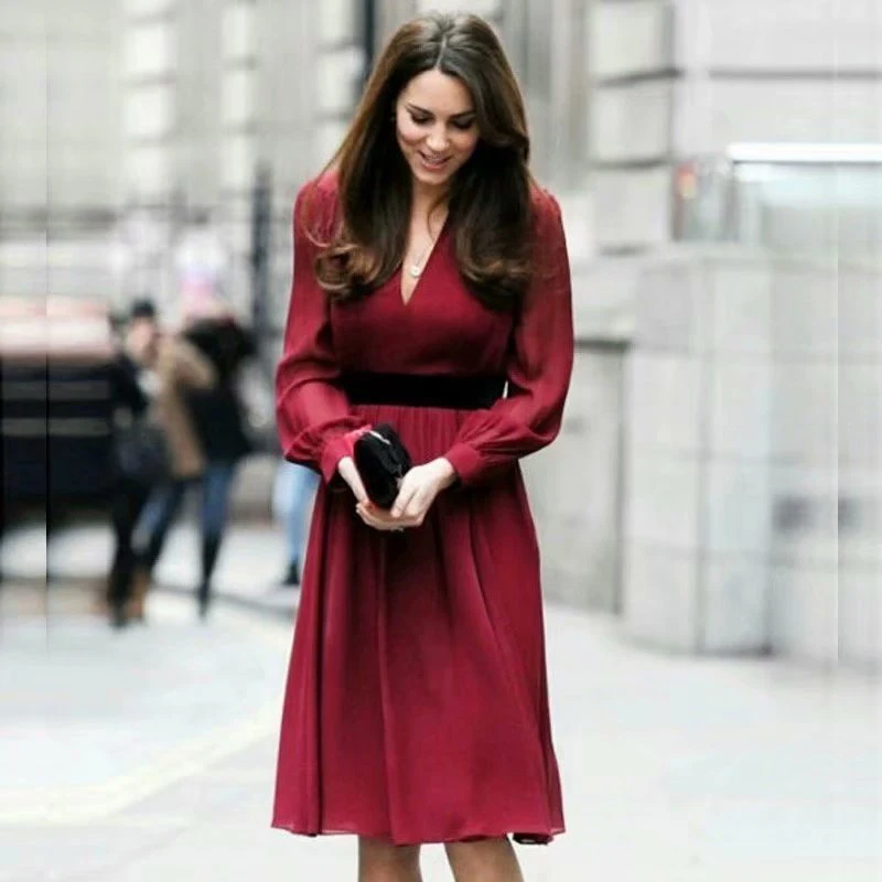 Вечернее приталенное красное платье Кейт Мидлтон с V-образным вырезом длинными