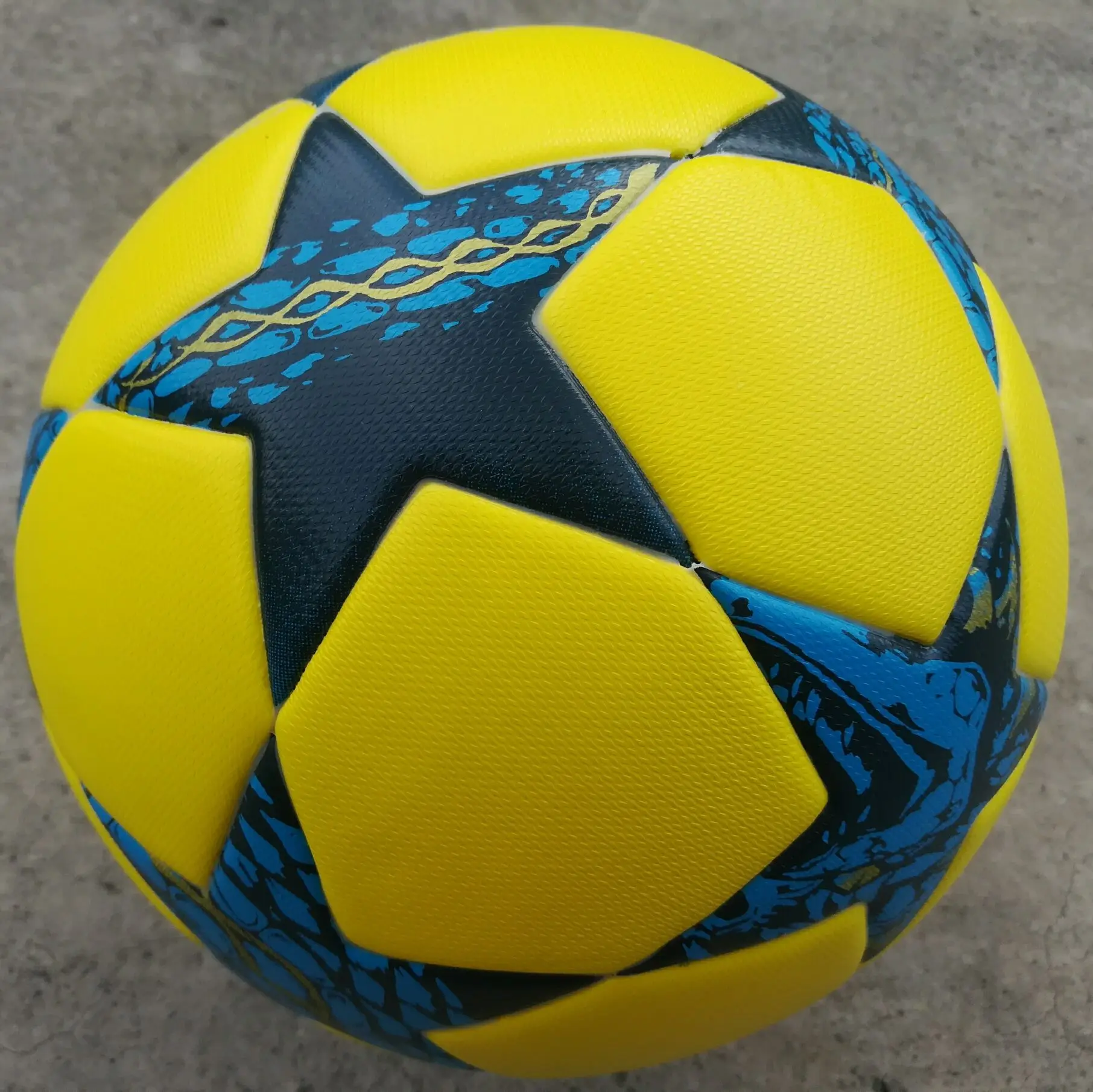 Футбольный мяч для тренировок стандартный размер 5 и 4 из искусственной кожи дома