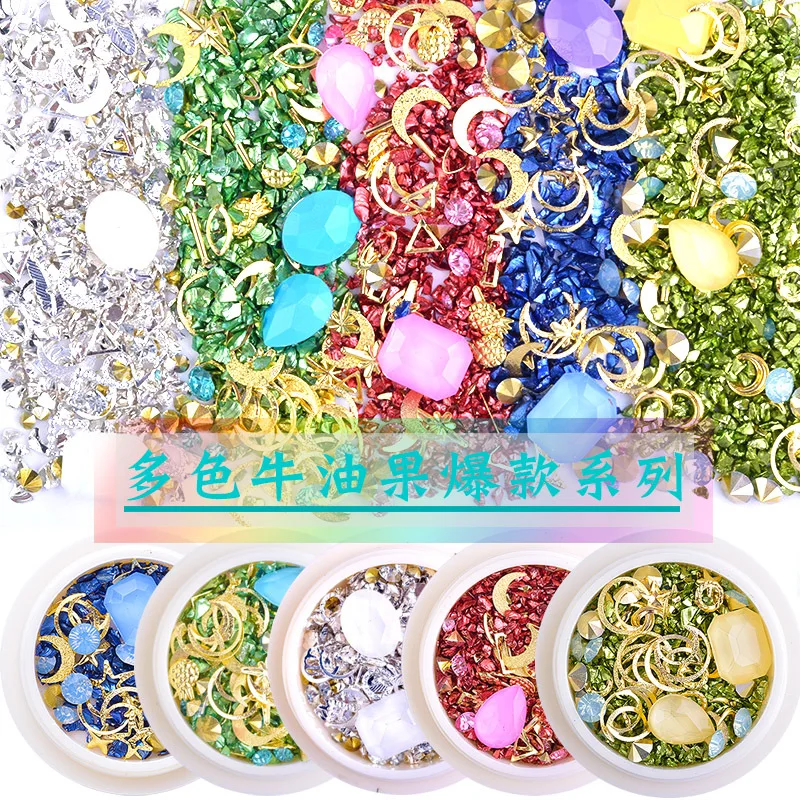 Коробка из нескольких аксессуаров смешанных с аксессуарами для дизайна ногтей