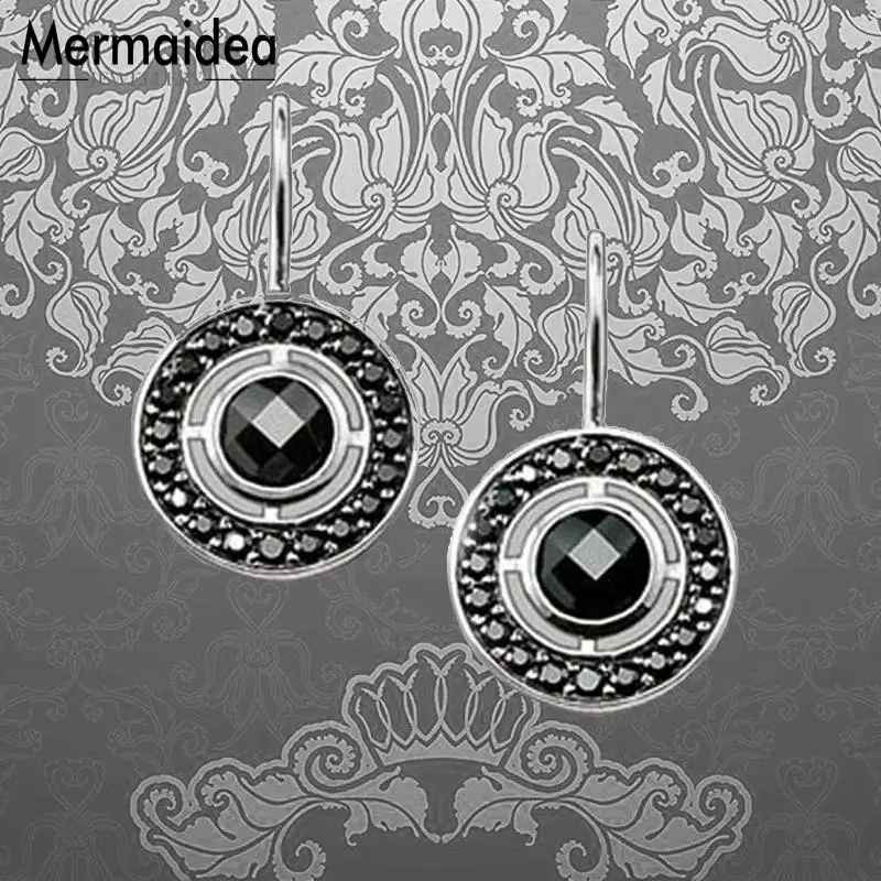 Серьги-подвески с черным кристаллом и круглым лебедем модные ювелирные