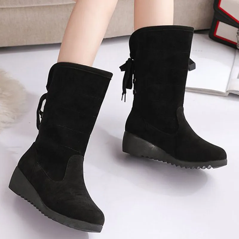 Зимние женские сапоги средней длины из искусственной замши на тонкой танкетке