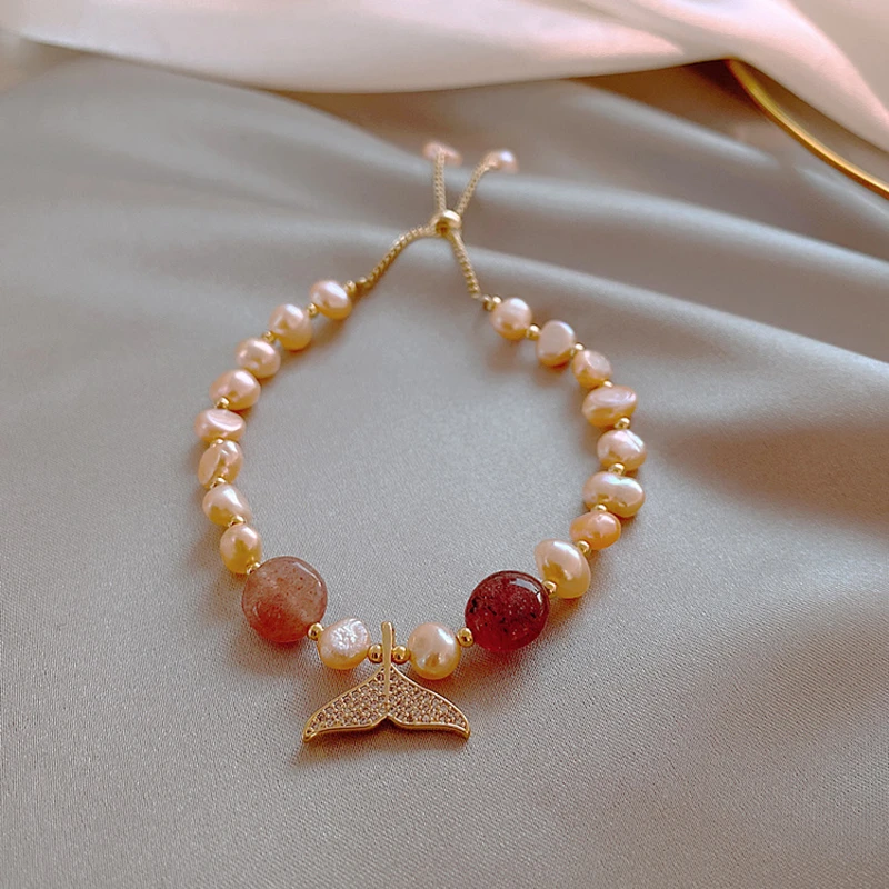 

Freshwater Pearl Chain Adjustable Sweet Bracelet Fishtail Ins Niche Design For Female Woman Simple Strawberry Crystal Bracelet