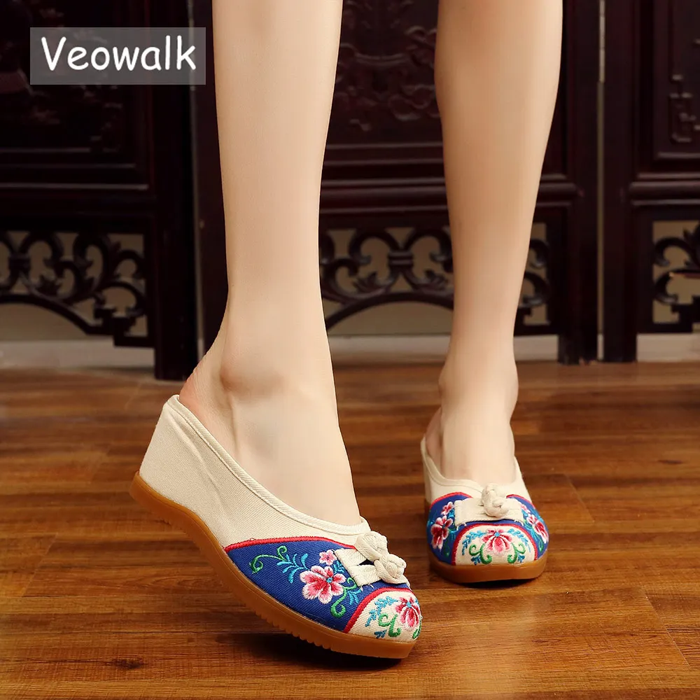 Женские холщовые шлепанцы Veowalk с вышивкой закрытым носком на танкетке среднем