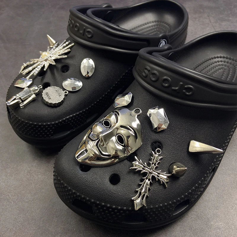 Серебристые кроксы с символом В за Вендетту, дизайнерские металлические баклеи для обуви, модный украшатель, джибсовые деревянные тапочки для мальчиков и девочек, подарки.