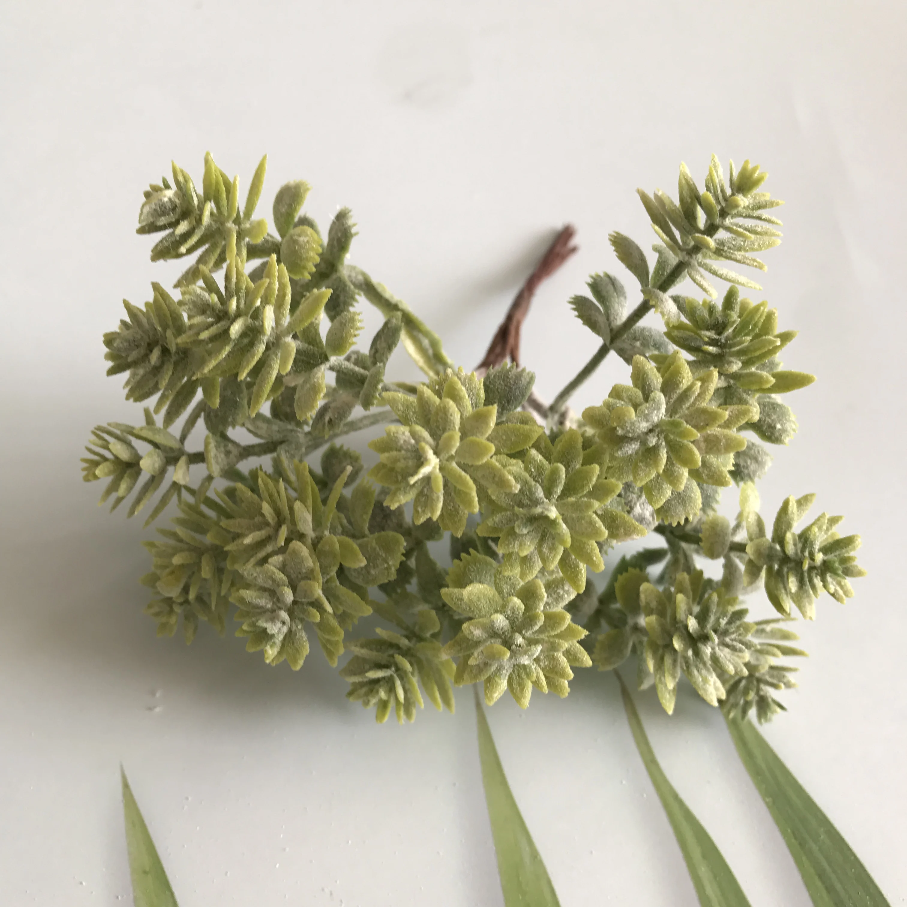 

Набор искусственных зеленых цветов 6 шт.