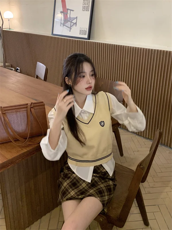 

Real Shot 2 цвета/Короткий трикотажный жилет с V-образным вырезом.