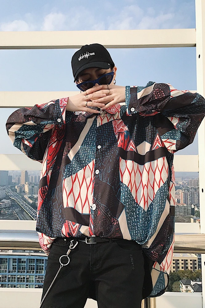 

M-XL!!2019 spring and autumn new super fire retro floral print square collar men's loose long-sleeved shirt hip-hop shirt.
