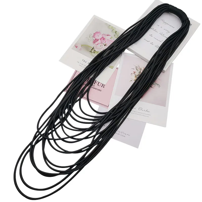 Короткое ожерелье из черного оранжевого и вишневого оргстекла со средним серым