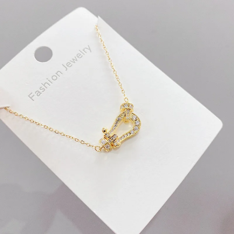 Модное ожерелье в форме подковы с бриллиантовой подвеской от известного бренда