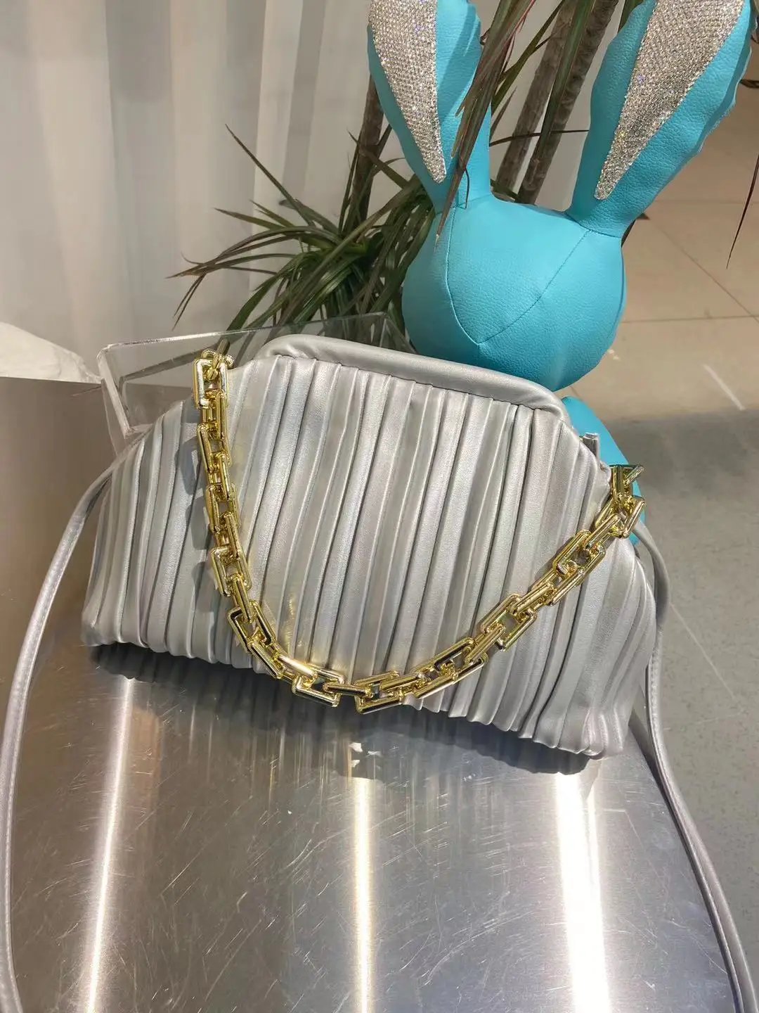 

Fashion Solid Color Striped Gold Chain Women's Handbag 2021 Messenger Bag Chain Bag Shoulder Cloud Bag Simple Casual Fold Bag