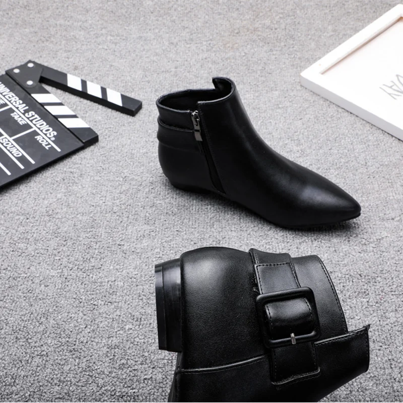 Модные кожаные короткие ботинки с пряжкой и ремешком женские острым носком для