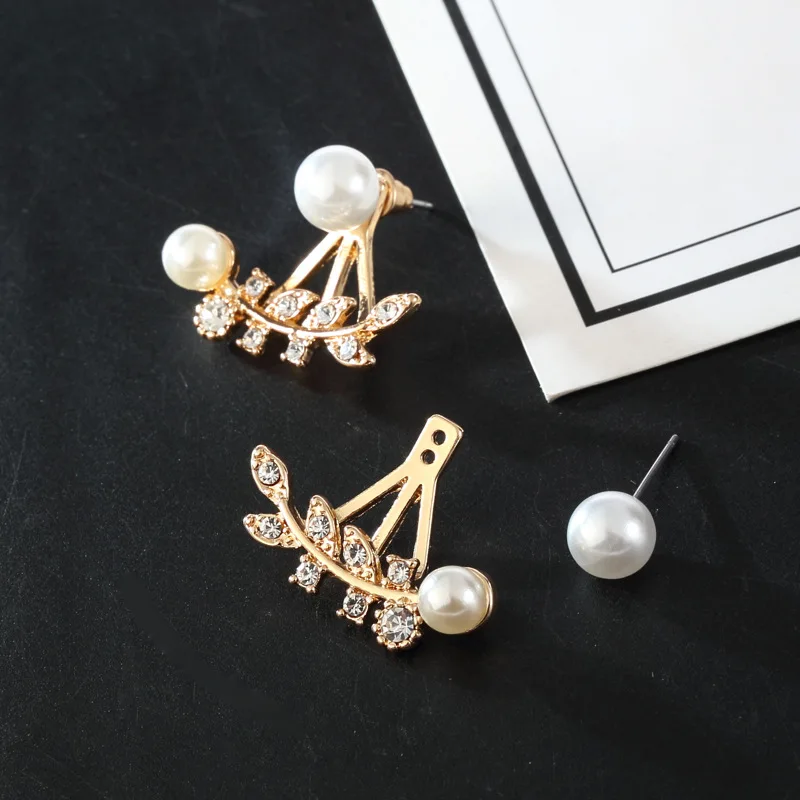 Элегантные женские серьги пусеты в виде листика и жемчуга дизайнерские