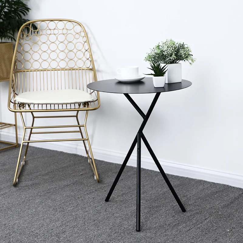 Простой дом и железный художественный чайный столик пансион круглый маленький