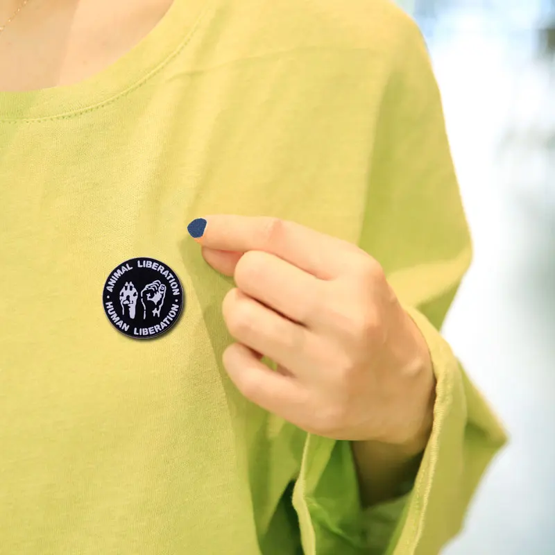 Эмалированная брошь в виде животных