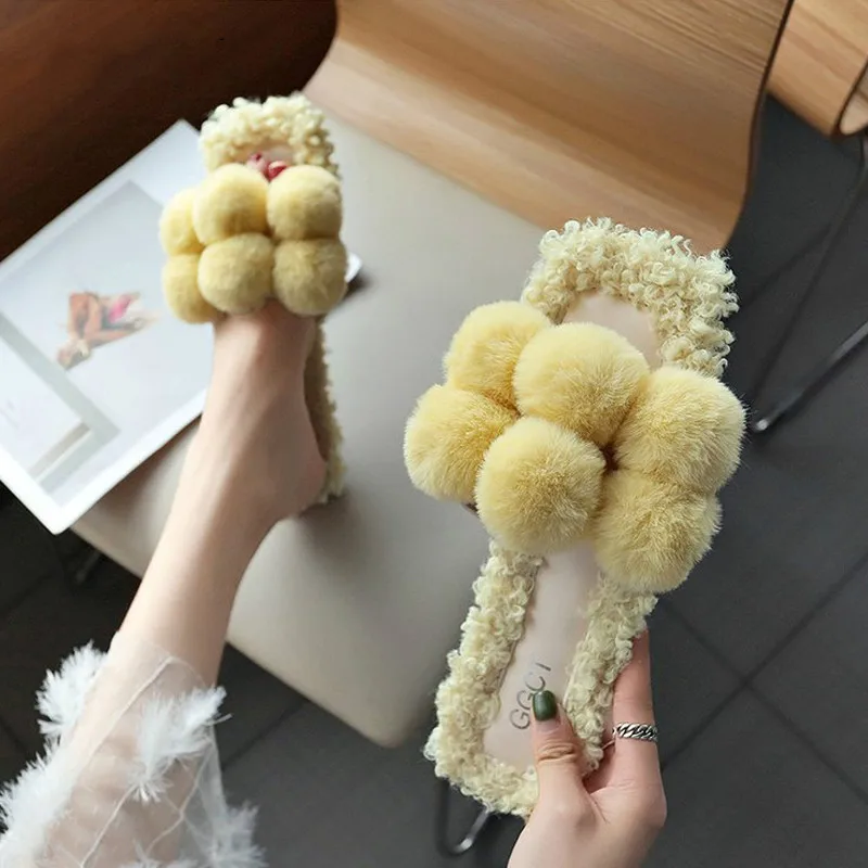 Coslony/зимние женские плюшевые тапочки меховые шлёпанцы с помпонами милая обувь