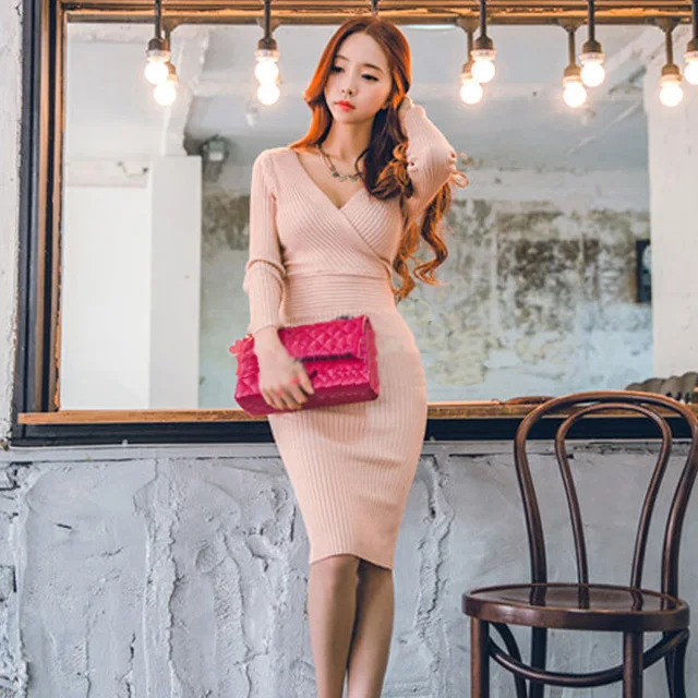 Женское трикотажное платье свитер с длинным рукавом и глубоким V образным
