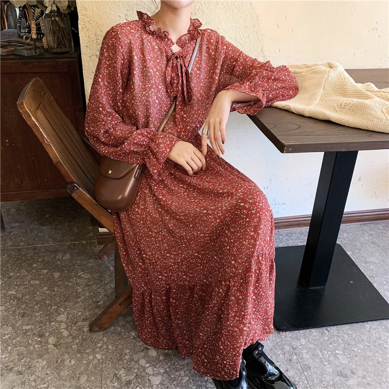 Женское шифоновое платье-трапеция с воротником-стойкой и расклешенными рукавами