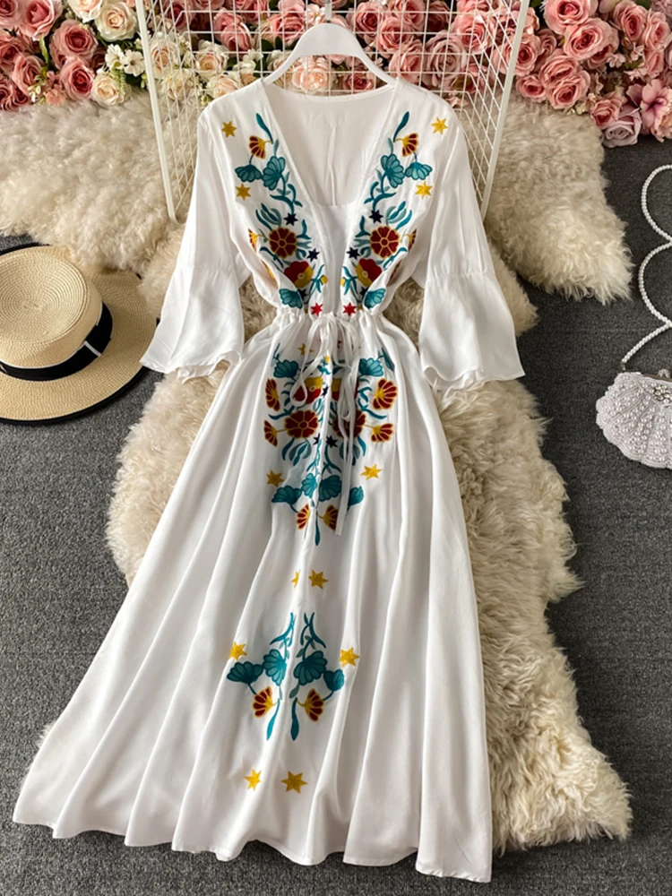 

Embroidery Ethnic Style Women Dresses V-Neck Flare Sleeve High Waist Slim Beach Dress Fashion A-Line Big Swing Ladies Dress