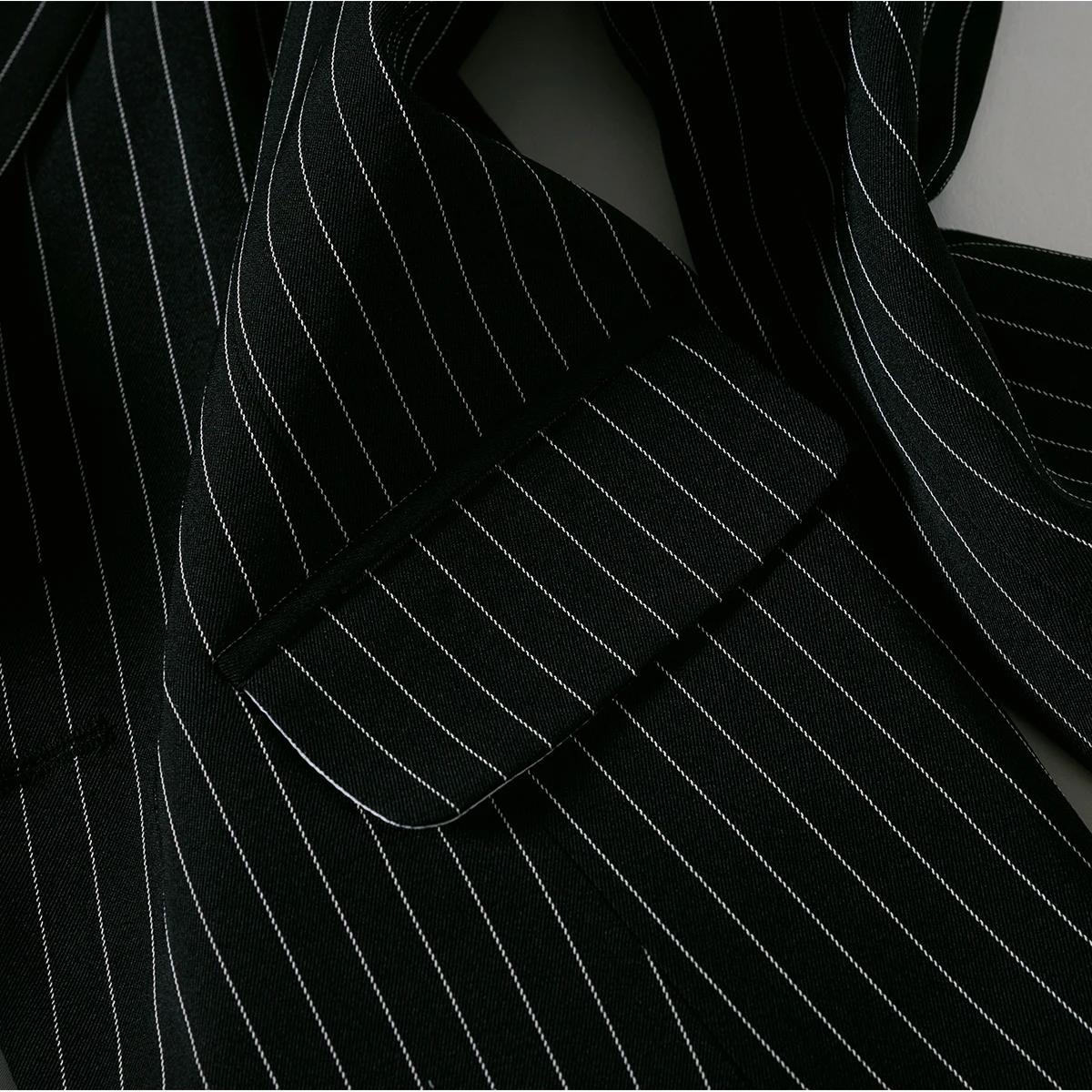 Женский офисный брючный костюм черно-белый Асимметричный в полоску - купить по