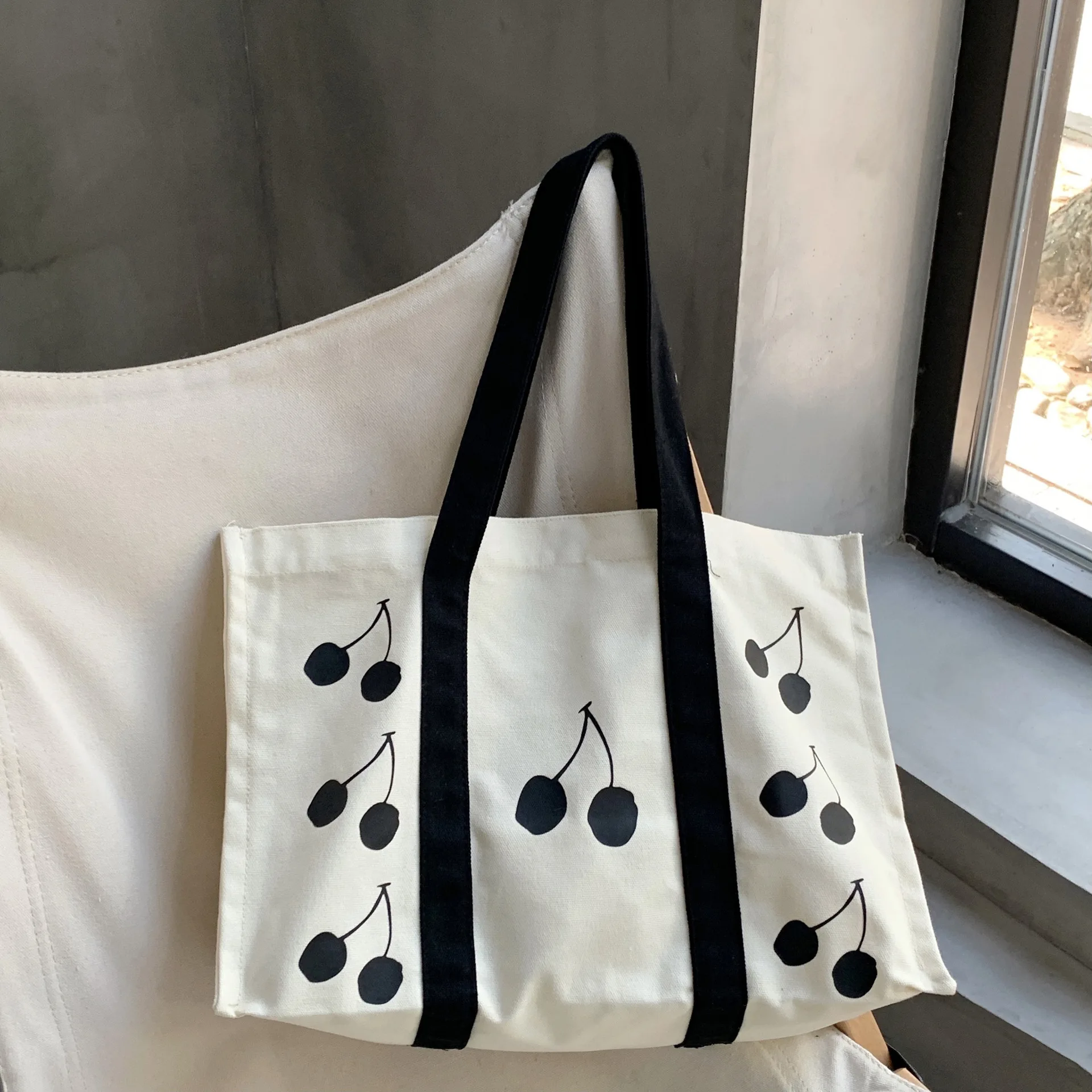 

Canvas Tote Bag Women Designer Handbag 2021 Girls Shopper Bag Fashion Casual Black and white Contrast Cherry Print Shoulder Bags