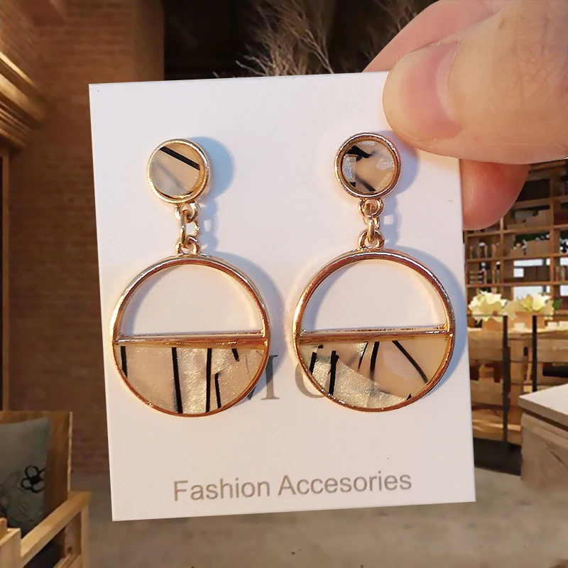 Женские акриловые серьги-подвески эффектные геометрические серьги круглой