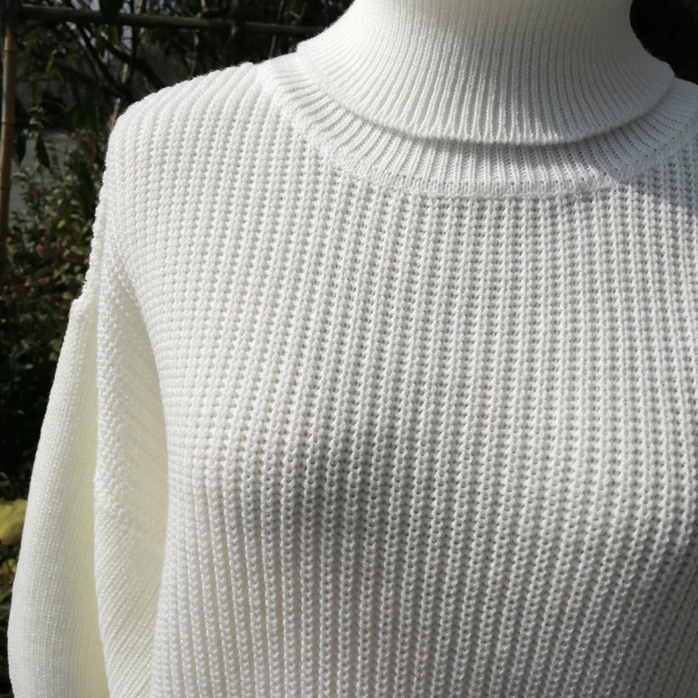 Осенне-зимние женские свитера красные черные белые водолазки с