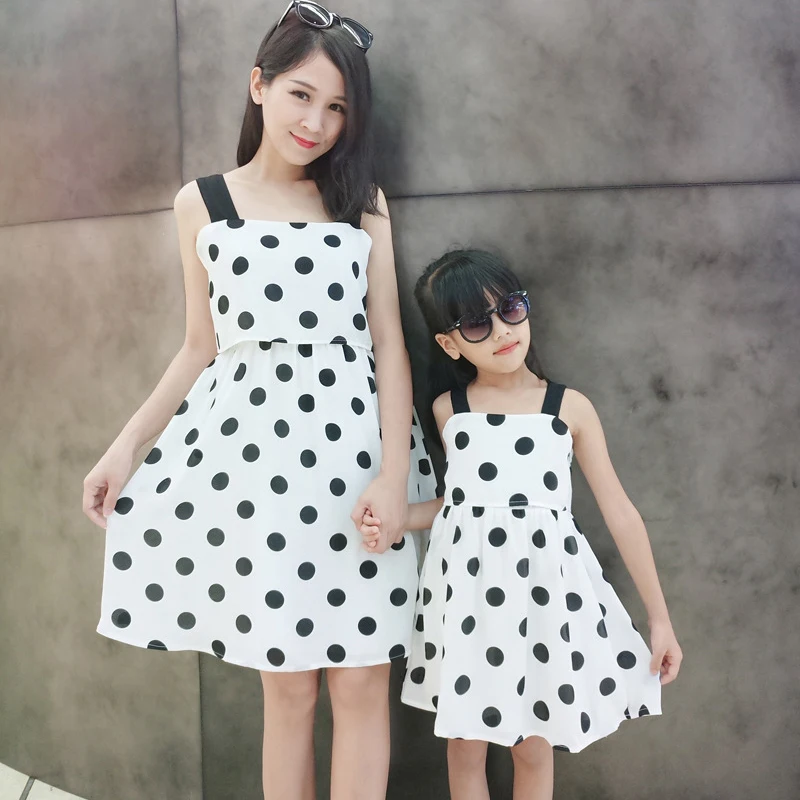 Модные одинаковые Семейные наряды платья для мамы и дочки белые черные в горошек
