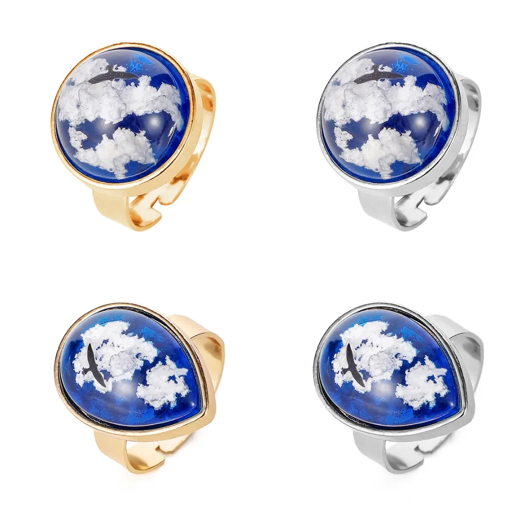 Геометрические круглые кольца в форме капли белого облака голубого неба