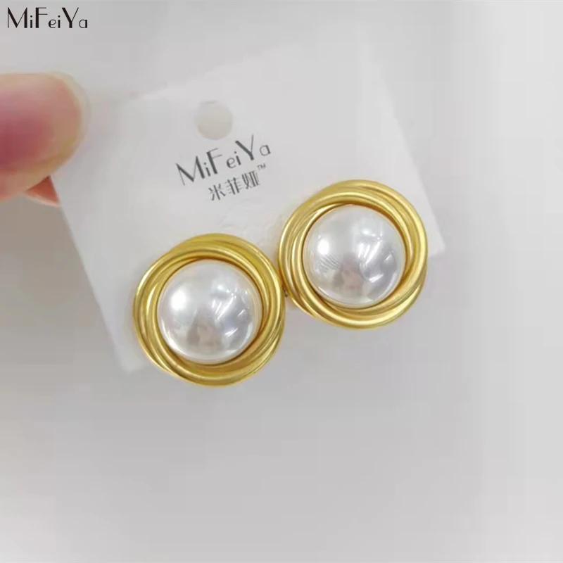 

MFY Korean Female Earrings Simple Geometric Circle Inlaid White Half-bead Earrings Fashion Light Luxury Ladies Party Jewelry Hot