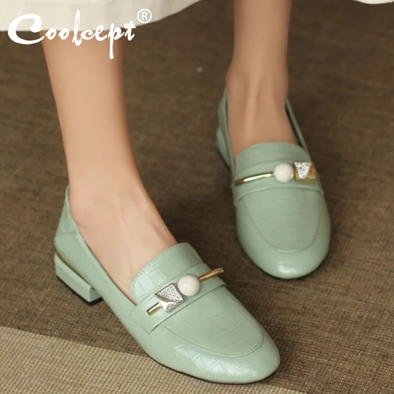 

Женские туфли Coolcept, из натуральной кожи, на низком каблуке, с круглым носком, украшенные кристаллами, Офисная повседневная обувь, размеры 34-39