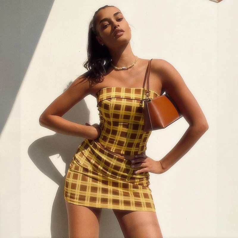 

Женский клетчатый комплект из топа и короткой мини-юбки, без бретелек